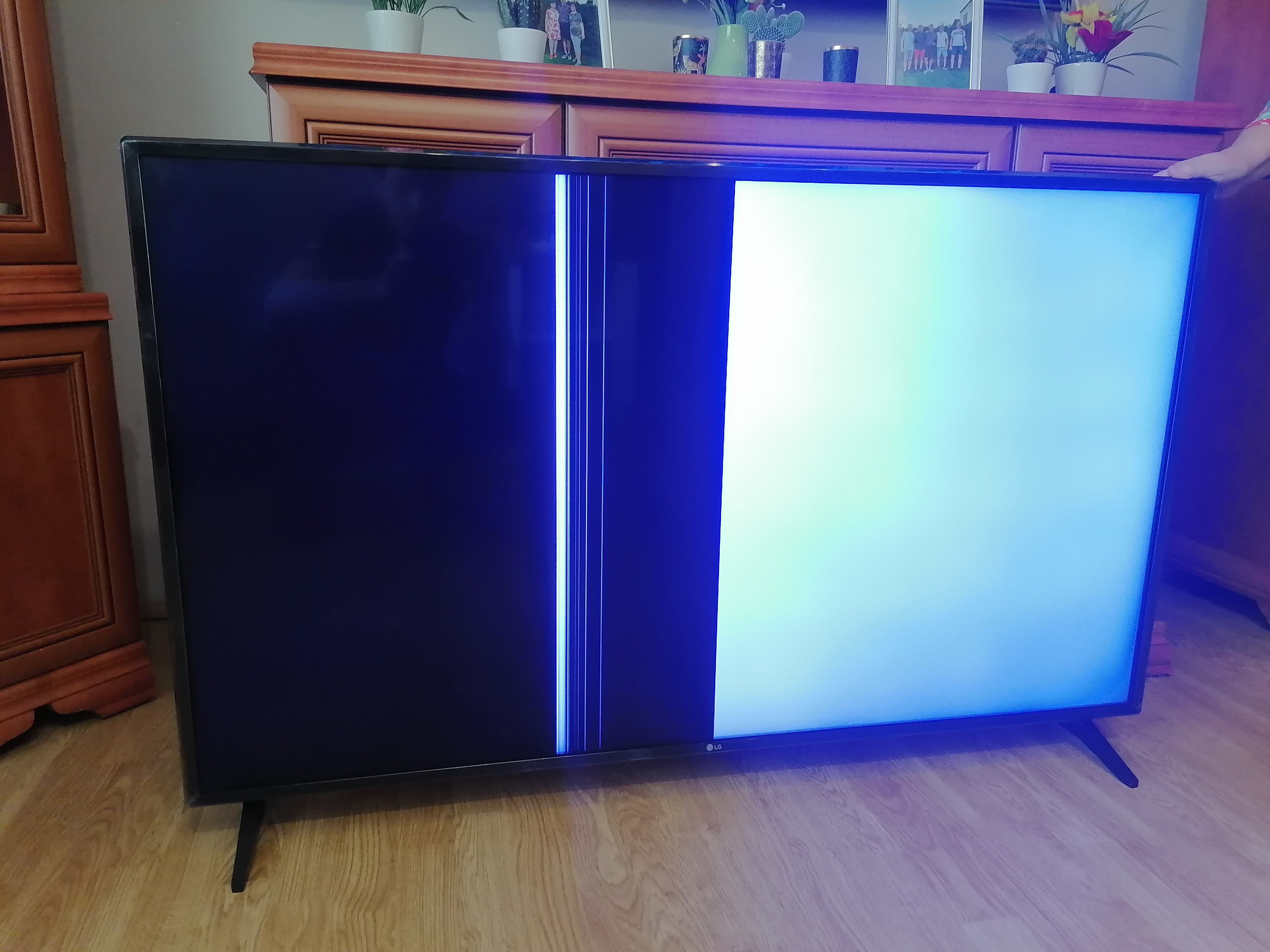 Czy niebieski ekran w TV LG 55UJ6307 to wina uszkodzonej matrycy czy
