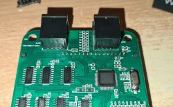 Płytka testera kabli Noyafa NF8108-A z dwoma gniazdami RJ45 i układami scalonymi