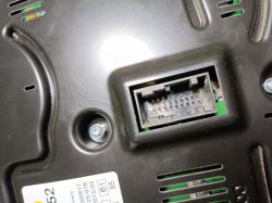 Zbliżenie na złącze elektroniczne z gniazdem na ciemnym korpusie urządzenia.