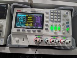 Programowalny zasilacz DC UNI-T UDP3305S z kolorowym ekranem i podświetlonymi przyciskami CH1–CH3