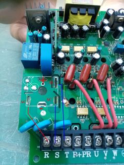 Falownik HY01D523B uszkodzony przeciążeniem grzeją się rezystory