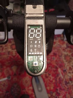 Wyświetlacz hulajnogi elektrycznej Xiaomi Mi 1S z widocznym układem elektronicznym.