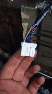 Grande Punto 1,4 16V 2007r - Do czego są wtyczki pod tapicerką nadkola?