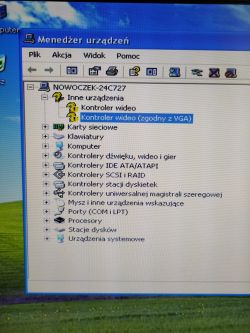 Zrzut ekranu Menedżera urządzeń na systemie Windows z niezainstalowanym kontrolerem wideo.
