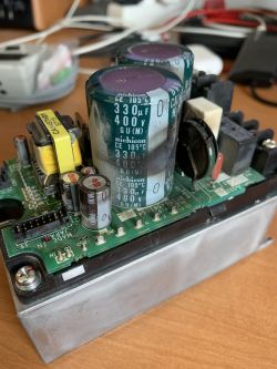 Jak naprawić FR-S520SE-0.4K-EC - wymiana kondensatora i warystora