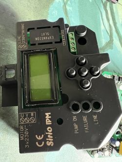 Panel sterowania pompy obiegowej z wyświetlaczem LCD i przyciskami.