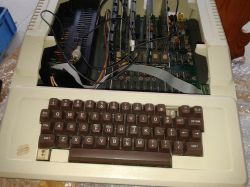 Stary klon Apple II nie uruchamia się - brak oznaczeń, losowe znaki
