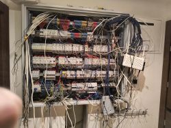 Rozdzielnica elektryczna z chaotycznie poprowadzonymi przewodami.