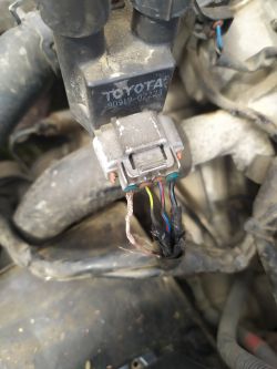 Toyota Avensis 22T r.1999 - zwarcie kabla od cewki i akumulatora, brak iskry w pierwszej cewce