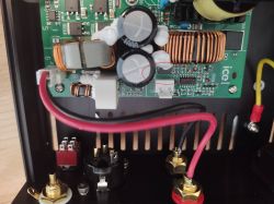 Płytka PCB z elementami mocy; czerwonym okręgiem zaznaczony fragment układu SMD