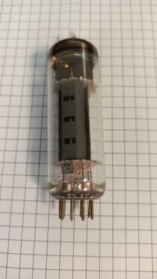 Nieoznaczona pentoda elektronowa na papierze w kratkę