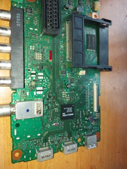 Płyta główna telewizora Sony KDL-32R410B na stole