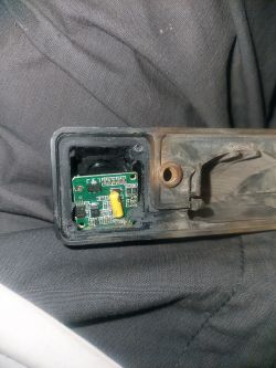 Wlutowywanie przewodów kamerki cofania VW T4 - gdzie podłączyć żyły: +, -, sygnał?