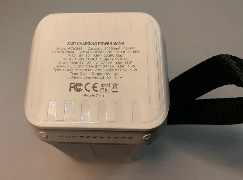 Zbliżenie na dane techniczne powerbanka Bavin PC1058S z pojemnością 50 000 mAh