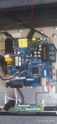 Zdjęcie wnętrza telewizora z widoczną płytą główną, model CV9203H-Q42.