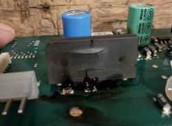 Uszkodzony mostek prostowniczy na płytce elektronicznej z widocznymi spalonymi elementami