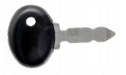 Zdjęcie kluczyka, który jest częściowo metalowy z czarnym, plastikowym uchwytem.