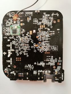 Płytka drukowana urządzenia TV box KM5 z widocznymi komponentami elektronicznymi.