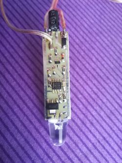 Lampa stroboskopowa z przewodem do wyzwalania błysku.