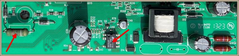 Zbliżenie na zieloną płytkę drukowaną z zaznaczonymi komponentami i dwoma czerwonymi strzałkami wskazującymi na różne elementy elektroniczne.