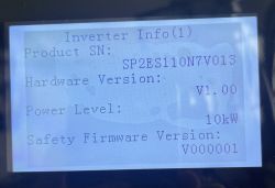 Ekran falownika pokazujący informacje o produkcie: numer seryjny SP2ES110NT7V013, wersja sprzętu V1.00, poziom mocy 10kW, wersja oprogramowania zabezpieczającego V000001.
