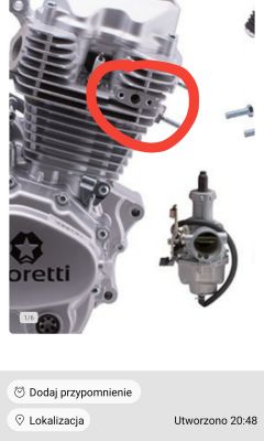 Zdjęcie silnika motocyklowego z otworem na boku cylindra zaznaczonym na czerwono.