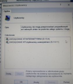 Okno właściwości „Użytkownicy” w systemie Windows z wyświetleniem członków grupy.