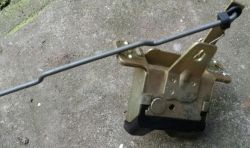 Astra F - Montaż siłownika centralnego zamka bagażnika Astra F.