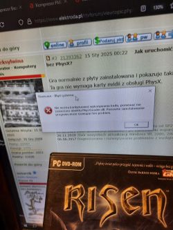 Zdjęcie przedstawia komputer z uruchomioną stroną forum i komunikatem błędu systemowego podczas próby uruchomienia gry Risen.