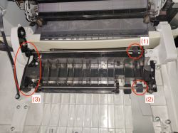 Wnętrze drukarki Lexmark CS417DN z zaznaczonymi elementami ścieżki dupleksu.