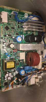 Zdjęcie płytki PCB z zaznaczonym miejscem na rezystor SMD.