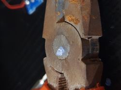 Pęknięta gumka przycisku gimbala na szczypcach.