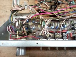 Wnętrze wzmacniacza Unitra TRAWIATA 301S z widocznymi kablami i komponentami elektronicznymi.