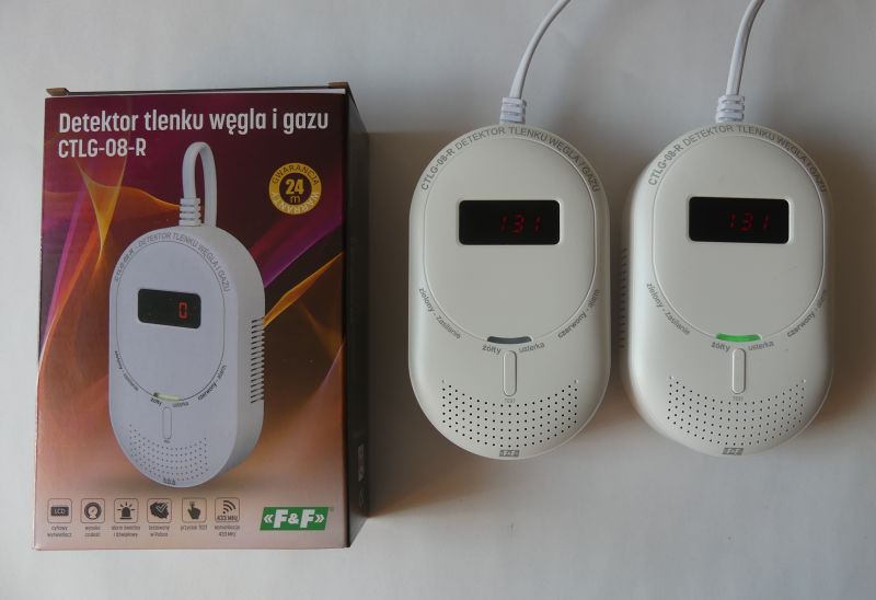 Dwa detektory tlenku węgla i gazu oraz ich opakowanie z lewej strony