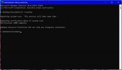 Zrzut ekranu okna wiersza polecenia systemu Windows z wynikiem skanowania sfc /scannow.