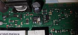 Uszkodzony element elektroniczny na płytce PCB z widocznymi śladami przypalenia