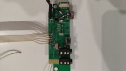 Zielona płytka PCB modułu audio z przewodami, portami USB i gniazdami jack na białym tle