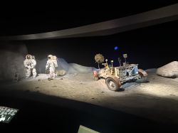 Makieta lądowania na Księżycu z astronautami i łazikiem w muzeum