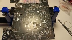 Czarna płytka PCB amplitunera JRK Audio Evothon zamocowana w statywie montażowym, widoczne liczne elementy elektroniczne i oznaczenia montażowe.