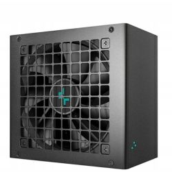 Czarny zasilacz komputerowy DeepCool PN750M z dużym wentylatorem i osłoną kratkową