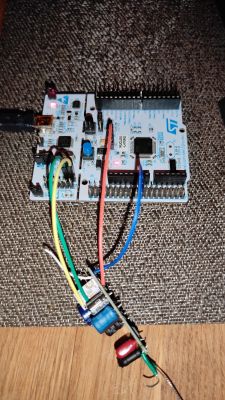 Nucleo board with connected cables to a module.
