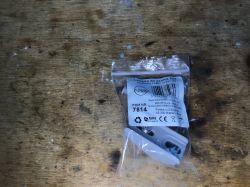 Lampki LED do szafy montowane na zawias - małe i praktyczne