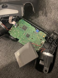 Dlaczego pad od PS4 na nic nie reaguje i jak to naprawić?