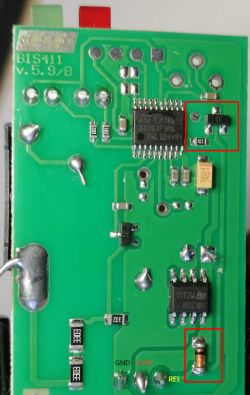 Wnętrze przekaźnika bistabilnego BIS-411 + schemat