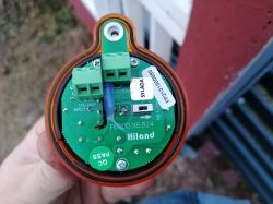 Lampa ostrzegawcza w napędzie bramy MaxGate - niegasnące światło po zamknięciu