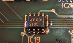 Układ scalony z nadrukiem 001 2105 na płytce PCB.