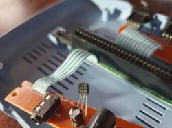 Obwód wewnętrzny konsoli Pegasus z uszkodzonym rezystorem.