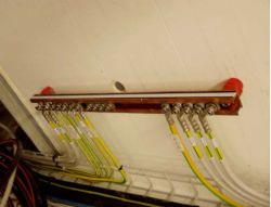 Listwa z podłączonymi przewodami elektrycznymi na ścianie.