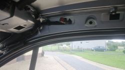 Nieużyta wiązka przewodów z kolorowymi kostkami pod podsufitką auta Vivaro B.
