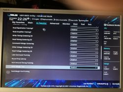 Ekran narzędzia UEFI BIOS Utility w trybie zaawansowanym na monitorze.